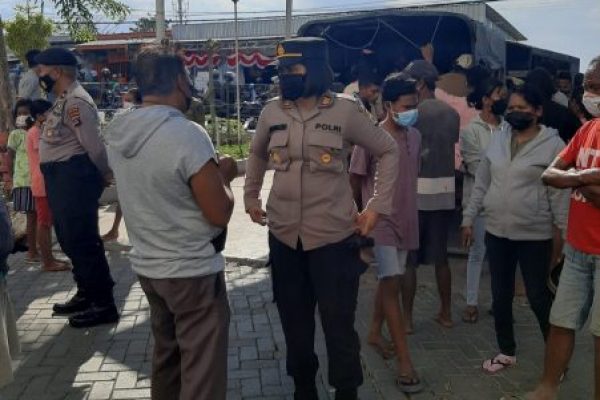 Pihak kepolisian saat berkoordinasi dengan keluarga (yandry/kupangterkini.com)