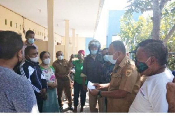 Lurah Liliba bersama staf kelurahan serta anggota karang taruna saat memberikan bantuan kepada korban. (ist)