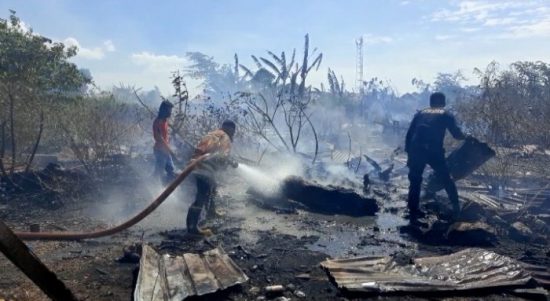 Tim damkar kota Kupang saat memadamkan bara api di lokasi (yandry/kupangterkini.com)