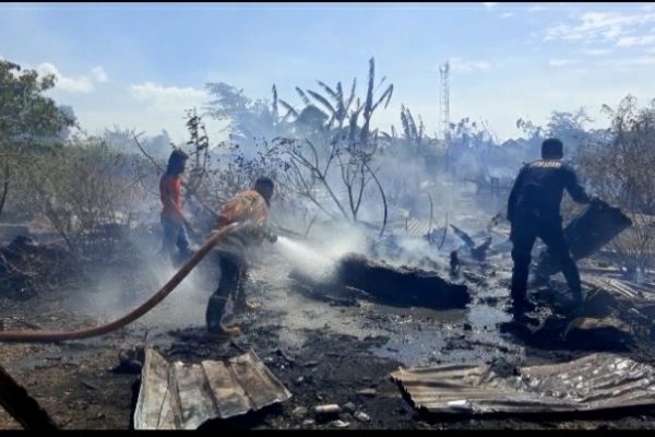 Tim damkar kota Kupang saat memadamkan bara api di lokasi (yandry/kupangterkini.com)