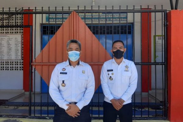 Rizal Fuady, kepala rutan kelas IIB Kupang bersama kepala keamanan rutan, Roq Osingmahi (yandry/kupangterkini.com)