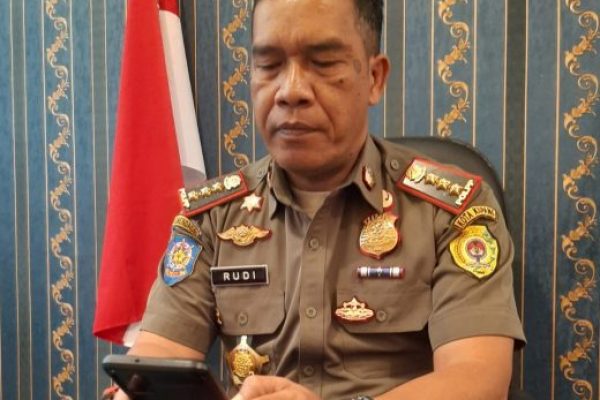 Rudi Abubakar, kepala satuan polisi pamong praja kota Kupang (yandry/kupangterkini.com)