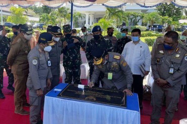 Mentri Pertanian, Syahrul Yasin Limpo saat menandatangani prasasti instalasi karantina pertanian. (yandry/kupangterkini.com)