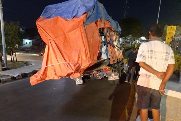 Kondisi truk yang miring akibat kelebihan muatan (yandry/kupangterkini.com)