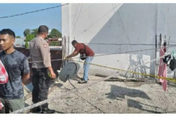 Anggota polsek Kelapa Lima bersama Polres Kupang Kota saat menjalankan proses olah TKP (ist)