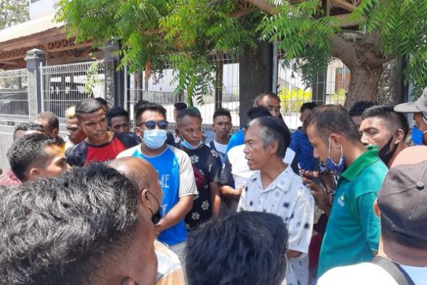 Para sopir angkutan kota saat berkumpul di depan kantor dinas perhubungan kota Kupang (yandry/kupangterkini.com)
