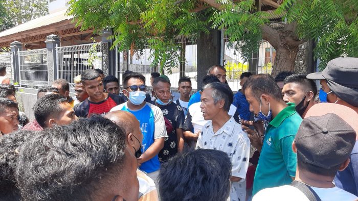 Para sopir angkutan kota saat berkumpul di depan kantor dinas perhubungan kota Kupang (yandry/kupangterkini.com)