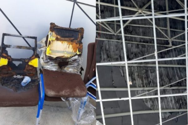 Bekas kebakaran pada kursi serta atap auditorium Undana