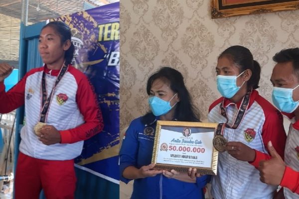 Susan Ndapataka saat memamerkan medali emas yang diraih serta Anggota DPR RI, Anita Jacoba Gah Saat memberikan hadiah kepada Susan dan pelatihnya. (yandry/kupangterkini.com)