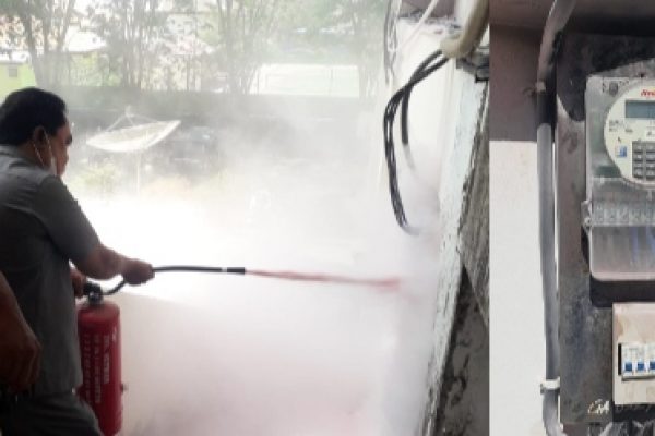 Seorang anggota dewan saat menyemprot meteran yang meledak menggunakan apar serta meteran listrik yang baru setelah diganti PLN (yandry/kupangterkini.com)