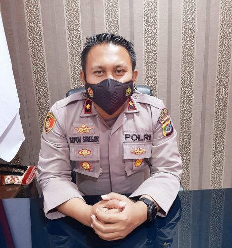 Kapolsek Kelapa Lima, Kompol Sepuh Siregar saat memberikan keterangan terkait kasus penggelapan (yandry/kupangterkini.com)