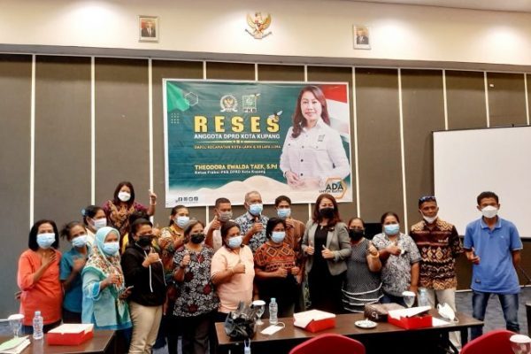 Theodora Ewalde Taek foto bersama kader posyandu dalam reses yang diadakan di hotel Neo (yandry/kupangterkini.com)