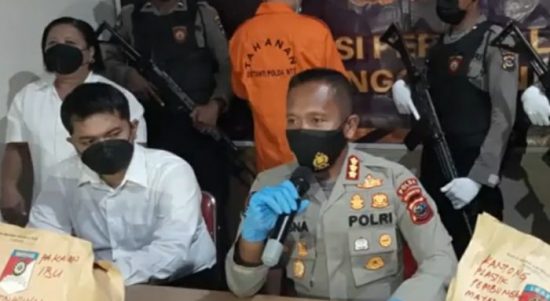 Kabid Humas Polda NTT Kombes Pol Rishian Krisna Budhiaswanto saat memberikan keterangan kepada media (yandry/kupangterkini.com)