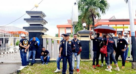 Aliansi Timor Bersatu saat mendatangi polda NTT (yandry/kupangterkini.com)