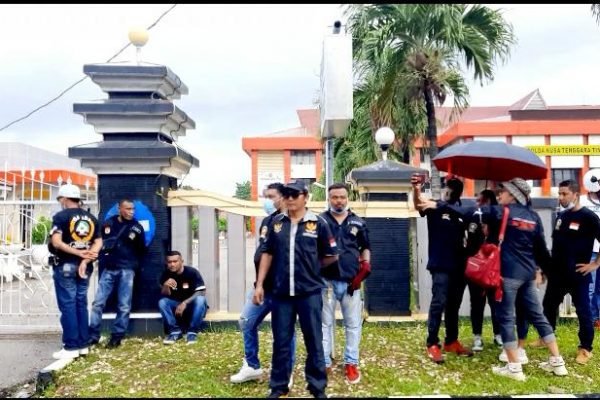 Aliansi Timor Bersatu saat mendatangi polda NTT (yandry/kupangterkini.com)