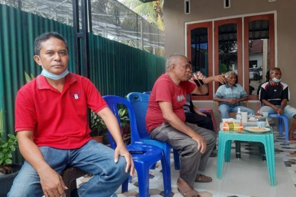 Jakson Manafe (kiri) bersama keluarga besar saat berkumpul di rumah ayahnya, Jumat (10/12) sore. (yandry/kupangterkini.com)