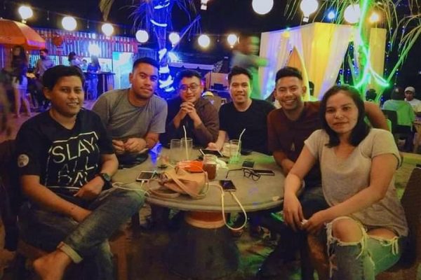 BI (ketiga dari kiri) dan teman lainnya saat foto bersama Astrid, sewaktu masih hidup. (ist)