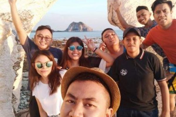 BI (kiri) Ar, (Topi Hitam) serta Astrid (baju putih) foto bersama di sebuah pantai