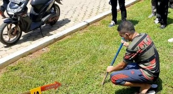 Adegan RB menggali lubang untuk menguburkan jenazah ibu dan anak dalam pra rekonstruksi, Kamis pagi, 16 Desember 2021. (yandry/kupangterkini.com)