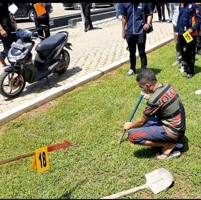 Adegan RB menggali lubang untuk menguburkan jenazah ibu dan anak dalam pra rekonstruksi, Kamis pagi, 16 Desember 2021. (yandry/kupangterkini.com)