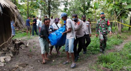 Korban saat dievakuasi anggota Polsek Kupang Timur dari lokasi kejadian. (ist)