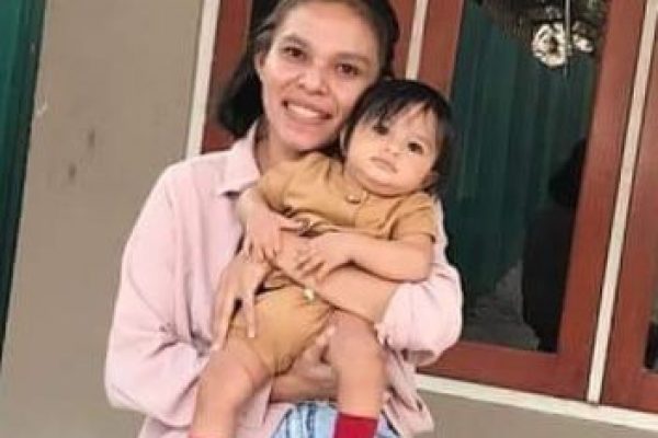 Lael Maccabee mungil dalam dekapan sang bunda, Astrid Manafe. Keduanya jadi korban pembunuhan. (ist)