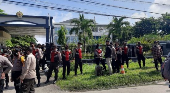 Polisi berjaga di depan kantor BPK Kupang saat berlangsung rekonstruksi pembunuhan ibu dan anak oleh RB alias Randy. (yandri/kupangterkini.com)