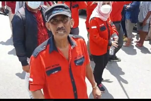 Kuasa hukum keluarga korban, Herry Battileo S.H, M.H, bersama tim LBH Surya NTT saat mengikuti proses rekonstruksi Selasa (21/12) (yandry/kupangterkini.com)