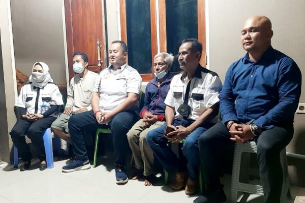 Kuasa Hukum keluarga Manafe, Aditya Nasution and Partners bersama LBH Surya NTT dan Ayah mendiang Astrid, Saul Manafe saat memberikan keterangan kepada media terkait proses rekonstruksi. (yandry/kupangterkini.com)