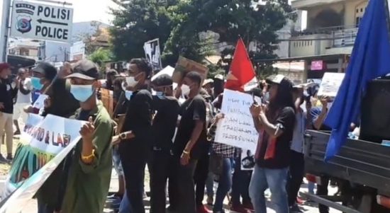 Massa aliansi ormas se-Kota Kupang kembali menggelar aksi di depan Mako Polda NTT memperjuangan keadilan bagi korban pebunuhan ibu dan anak. (yandri/kupangterkini.com)
