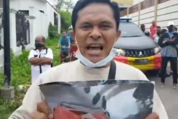 Kakak sulung korban pembunuhan, Jekson Manafe memperlihatkan foto yang ada luka terbuka di kepala mendiang adiknya. (tangkapan layar facebook)