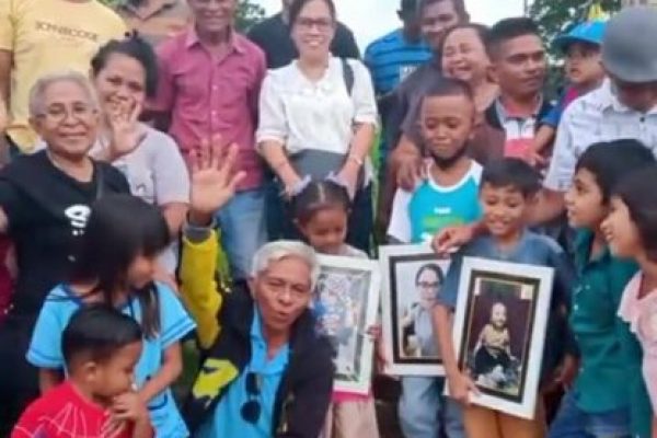 Keluarga besar Manafe saat mengunjungi makam Astrid dan Lael, memberikan selamat Natal bagi keduanya. (tangkapan layar facebook)