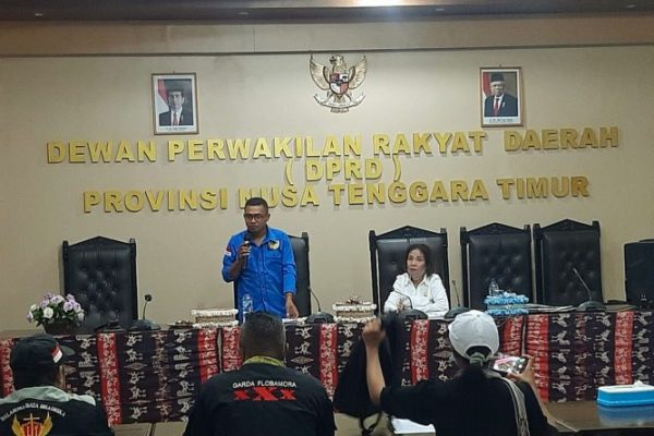 Anggota DPRD Provinsi NTT Partai Perindo, Maria Nuban Saku saat diskusi bersama Aliansi Timor Bersatu. (yandry/kupangterkini.com)
