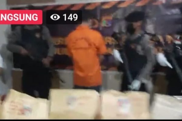 Tersangka Randy saat dibawa ke depan wartawan