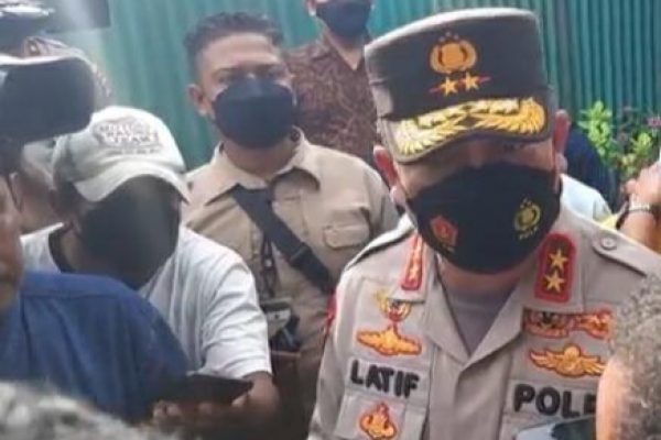 Kapolda NTT Irjen Pol Lotharia Latif saat mengunjungi rumah keluarga korban pembunuhan ibu dan anak (yandry/kupangterkini.com)