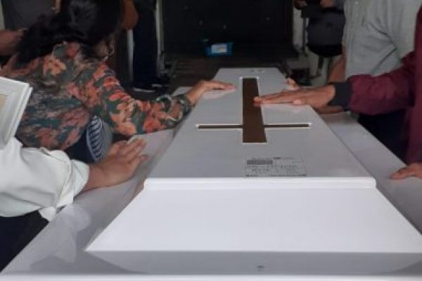 Peti jenazah mantan gubernur NTT saat akan diterbangkan dari Bandara Ngurah Rai Senin siang. (ist)