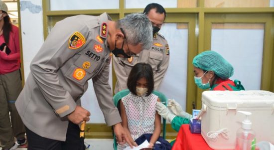 Kapolda NTT, Irjen Pol Setyo Budiyanto saat meninjau proses vaksinasi anak di lingkungan Polda (ist)