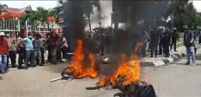 Dua keranda jenazah yang melambangkan kedua korban, Astrid dan Lael dibakar depan gerbang Polda NTT (yandry/kupangterkini.com)