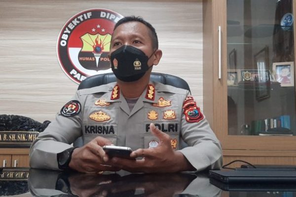 Kabid Humas Polda NTT, Kombes Pol Rishian Krisna saat memberikan keterangan terkait pemeriksaan saksi kasus pembunuhan Astrid dan Lael. (yandri/kupanhterkini.com)