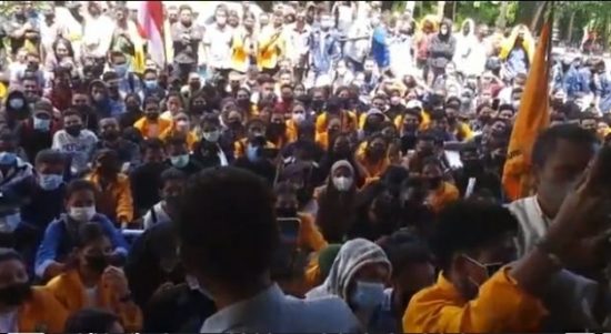 Ratusan Mahasiswa Fisip Undana saat melakukan aksi di gedung rektorat Undana, Kupang (yandry/kupangterkini.com)