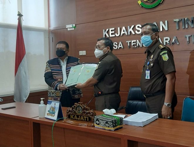 Kajati NTT, Dr Yulianto SH, MH saat menyerahkan 32 sertifikat tanah milik Pemkot Kupang yang diterima Sekda kota Kupang, Fahrensy Foenay (yandry/kupangterkini.com)