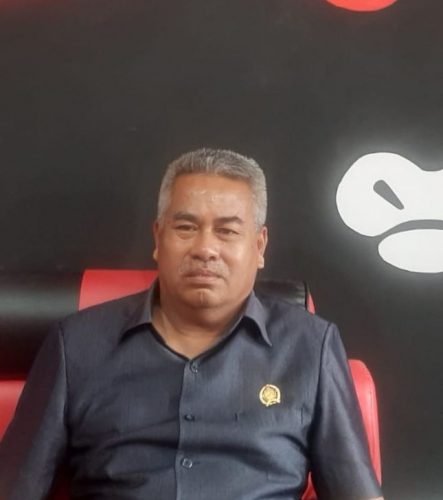 Adrianus Talli, Ketua Komisi III DPRD Kota Kupang saat menjelaskan adanya Pungli di rusunawa Oeba (yandry/kupangterkini.com)