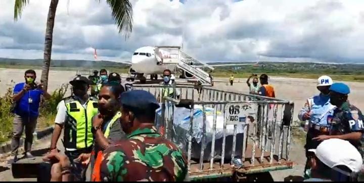 Jenazah korban kecelakaan di kabupaten Pegunungan Arfak tiba di Kupang (yandry/kupangterkini.com)