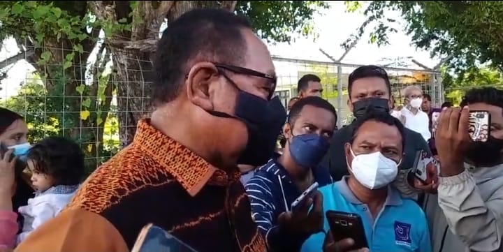 Josef Nai Soi, wakil gubernur NTT saat menyambut kedatangan 18 jenazah korban kecelakaan maut di Papua Barat (yandry/kupangterkini.com)