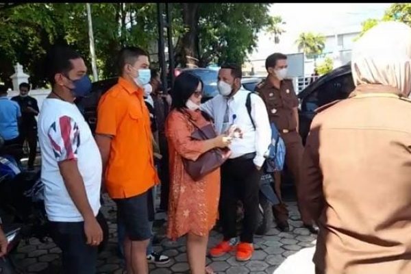 Benny Taopan SH, MH saat mendampingi tersangka RB ketika diserahkan menjadi tahanan kejaksaan (yandry/kupangterkini.com)