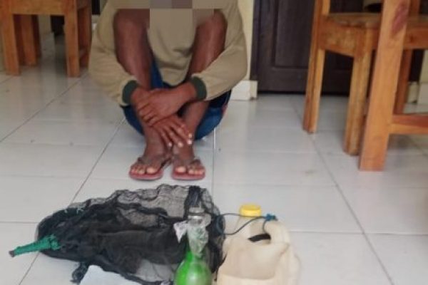 Tersangka JH saat diamankan beserta barang bukti (ist)