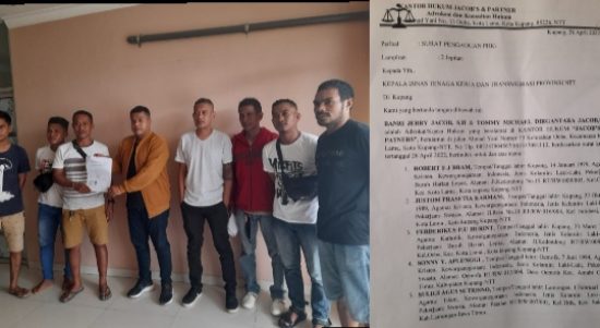 Tujuh karyawan yang dipecat PT Valentin bersama kuasa hukum Bandri Jacob saat menunjukkan surat aduan ke Disnakertrans NTT (yandry/kupangterkini.com)