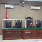 Hakim Tunggal Derman Nababan saat membacakan putusan praperadilan Ira Ua melawan Polda NTT (yandry/kupangterkini.com)