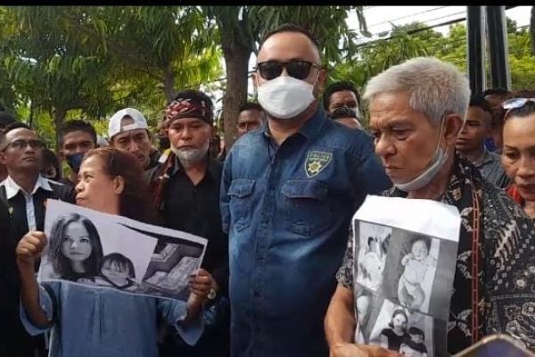 Adhitya Nasution bersama Jekson Manafe serta Saul Manafe (yandry/kupangterkini.com)