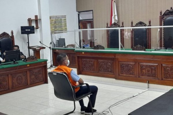 Randy Badjideh saat mengikuti sidang putusan sela (yandry/kupangterkini.com)